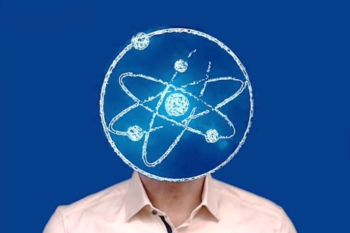 Aufmacherbild: Volker Quaschning im beigerosa Hemd vor blauem Hintergrund, statt seines Kopfes ist ein Atommodell abgebildet.