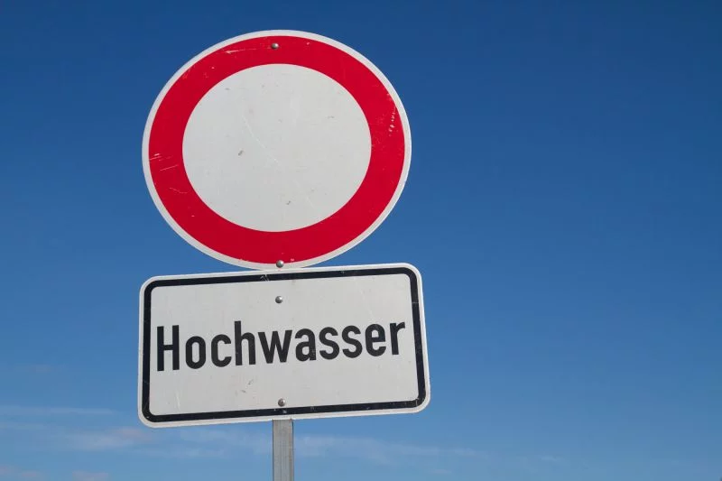 Ein Schild warnt vor Hochwasser