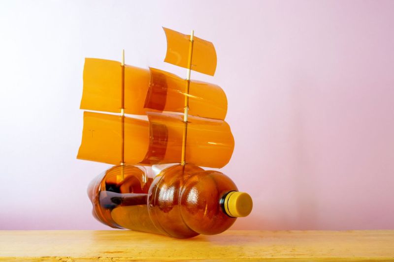Ein einfaches, selbst gebautes Spielzeug-Segelschiff aus einer Plastkflasche und ein paar Plastikteilen.