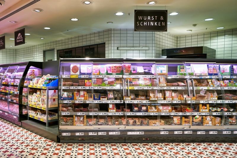 Im Fleisch- und Wurst-Regal einer Filiale des Discounters Penny liegt abgepackte Ware in großer Zahl zu Preisen ab 1,99 Euro.