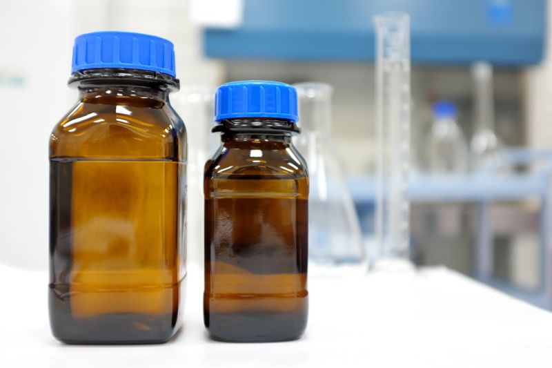 Zwei Chemikalienfläschchen ohne Aufdruck und mit Deckel.