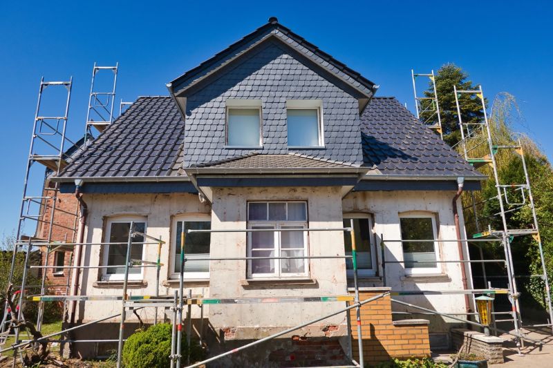Eingerüstetes Einfamilienhaus vor der Sanierung.