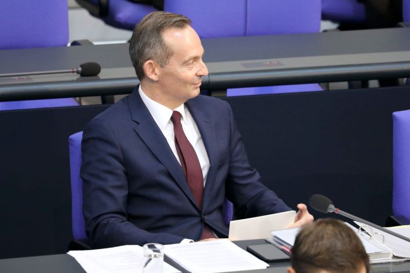 Verkehrsminister Volker Wissing sitz im Bundestag auf der regierungsbank und schaut zur Seite.