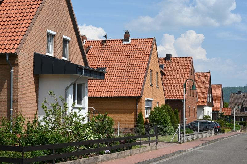 Eine Reihe von einfachen, kleinen Einfamilienhäusern an einer Straße.