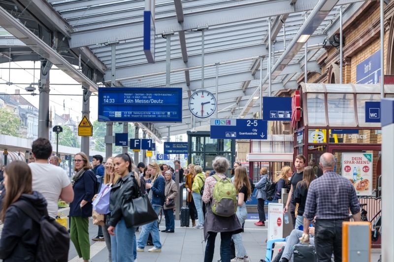 Reisende warten im Bonner Hauptbahnhof auf einen Zug nach Köln.