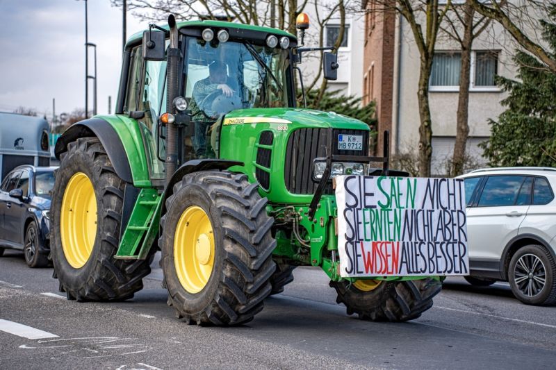 Bauernprotest mit Traktoren, an einem Traktor steht: Sie säen nicht, sie ernten nicht, aber sie wissen alles besser.