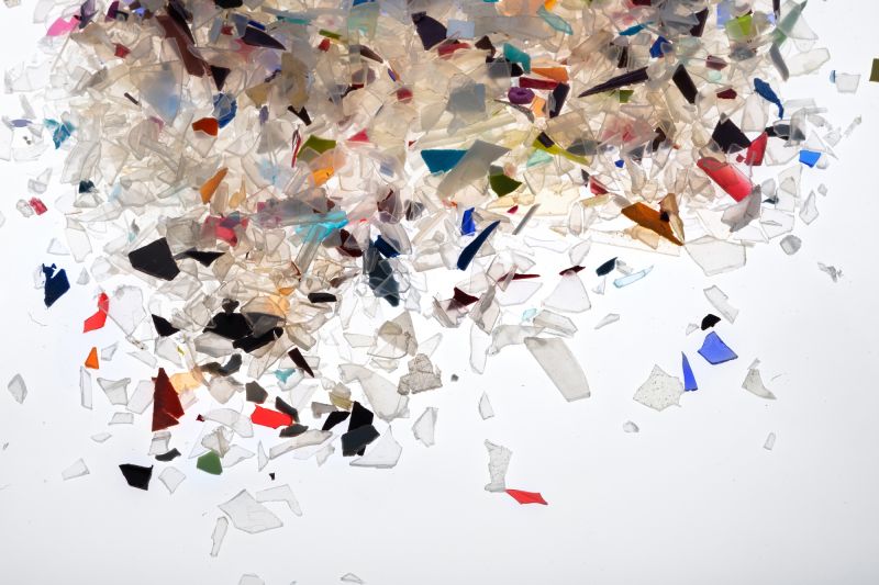 Eine Menge an Plastikstücken, die fürs Recycling geshreddert wurden 