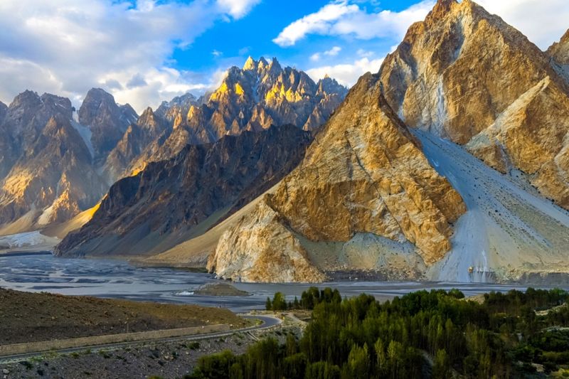Gletscher an den Passu-Kegeln des Tupopdan an der Straße zur chinesisch-pakistanischen Grenze.