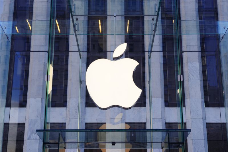 Das Apple-Logo vor einem Hochhaus.