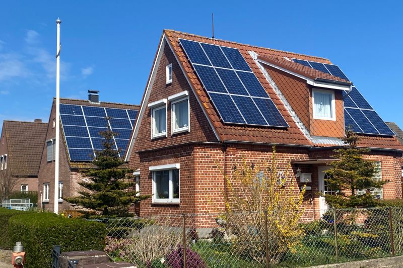 Solaranlagen auf einem Dach auf der Insel Fehmarn.