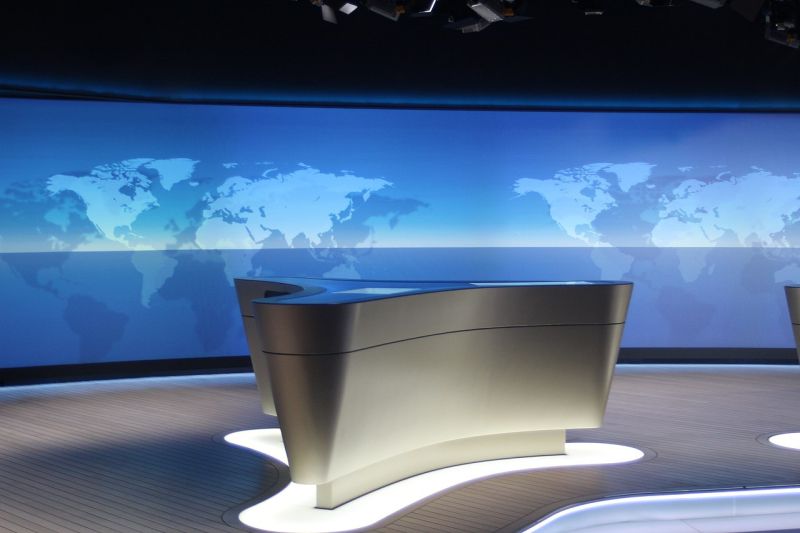 Blick in das leere Studio der Tagesschau in Hamburg, hinter dem Tisch wird eine Weltkarte in Blau-Weiß angezeigt.