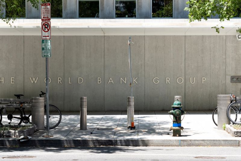 Eine Außenmauer des Weltbank-Hauptsitzes in Washington mit dem Schriftzug: The World Bank Group.