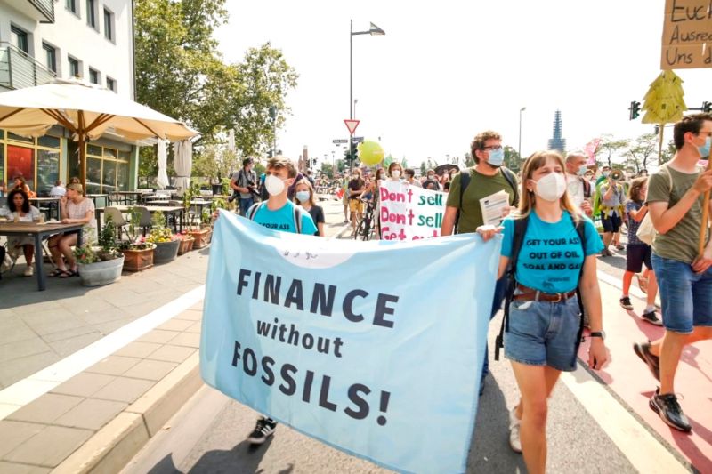 Eine kleine Demonstration für ein Ende der Finanzierung von Kohle-, Erdöl- und Erdgasprojekten.