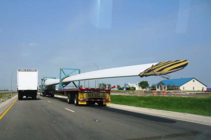 Schwertransport mit einem Windrad-Rotorblatt durch eine ländliche Gegend in Texas.